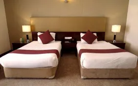 اتاق دو تخته توئین رو به پارک (اقامت با صبحانه)