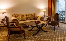 سوئیت رویال لوکس چهار نفره رو به باغ (اقامت با صبحانه)