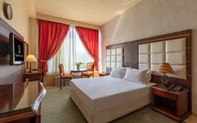 اتاق دو تخته استاندارد روبه دریاچه (اقامت با صبحانه)