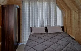 کلبه سوئیسی دوتخته دبل (اقامت با صبحانه)