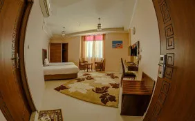 اتاق توئین کلاس A (رو به شهر) (اقامت با صبحانه)