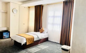 سوئیت یکخوابه سه تخته رو به پاسیو (اقامت با صبحانه)