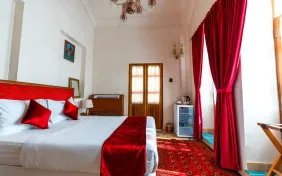 اتاق دو تخته دبل 102(هفت پله به سمت بالا) (اقامت با صبحانه)