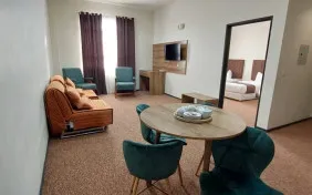 سوئیت چهار تخته کینگ (دبل کینگ + کاناپه تخت شو) (اقامت بدون صبحانه)