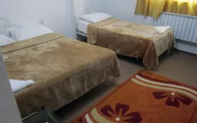اتاق سه تخته برای دو نفر (اقامت)