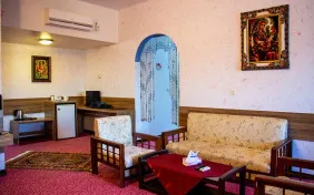 سوئیت نرمال چهار نفره (سه تخته+سرویس اضافه) (اقامت با صبحانه)