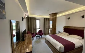 اتاق دو تخته دبل با نمای خیابان (اقامت با صبحانه)