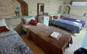 اتاق چهارتخته آجری(سرویس بهداشتی خارج ازاتاق) (اقامت با صبحانه)