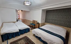 اتاق شش تخته اقاقیا (اقامت با صبحانه)