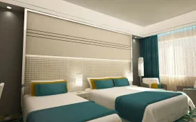 اتاق سه تخته همکف دید به محوطه(سرویس بهداشتی ایرانی) (اقامت با صبحانه)