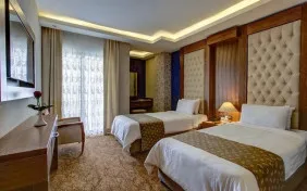 اتاق دو تخته هما کلاس توئین رو به دریا (اقامت با صبحانه)