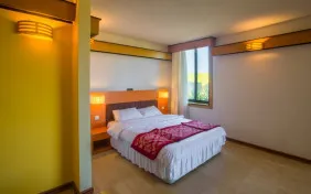 ویلا سوئیت ساحلی دو نفره رو به باغ(همکف) (اقامت با صبحانه)