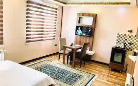 اتاق سه نفره ( یک تخت دبل + یک سرویس اضافه ) (اقامت با صبحانه)