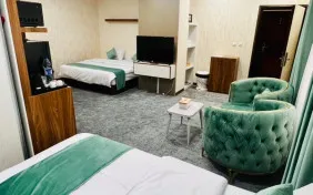 اتاق سه تخته روبه پاسیو (اقامت با صبحانه)