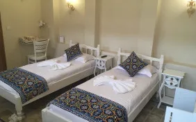 اتاق دو تخته توئین (حیاط دوم) (اقامت با صبحانه)