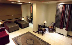 سوئیت معمولی سه نفره (دو تخته+سرویس اضافه) (اقامت با صبحانه)