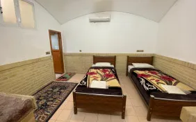 اتاق توئین زیرزمین (اقامت با صبحانه)