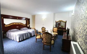 سوئیت دو خوابه چهارنفره امپریال (دو تخته+دو سرویس اضافه) (اقامت با صبحانه)