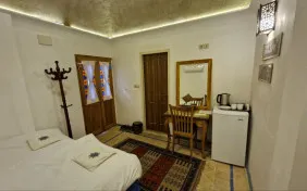 اتاق دو تخته توئین(همکف وحیاط) (اقامت با صبحانه)