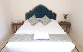 اتاق دو تخته دبل زیرزمین 106(نیم طبقه رو به پایین) (اقامت با صبحانه)