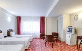 اتاق سه تخته پشت به پیست هتل یک (اقامت با صبحانه)