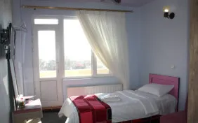 اتاق دو تخته توئین تراس دار (ویو باغ. کوه . جاده ) (اقامت با صبحانه)