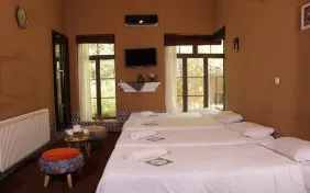 اتاق چهار تخته صدر الدین محلاتی (اقامت با صبحانه)