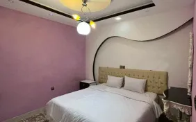 سوییت دوخوابه پنج تخته ر‌و به خیابان (اقامت صبحانه)