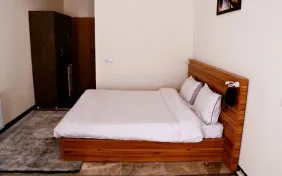 اتاق دوتخته دبل رو به جاده (اقامت با صبحانه )