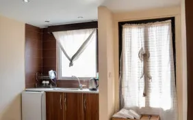 سوئیت سه نفره (یک تخت دو نفره+یک سرویس اضافه) (اقامت با صبحانه)