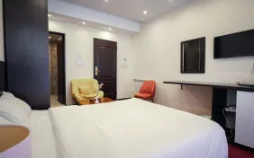 اتاق سه تخته رو به دریاچه (اقامت باصبحانه)