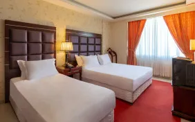 اتاق سه تخته استاندارد رو به محوطه (اقامت با صبحانه)