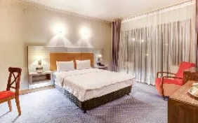 اتاق دو تخته رو به پیست هتل یک (اقامت با صبحانه)