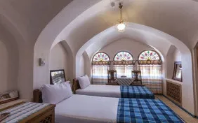 اتاق دوتخته حیاط اصلی (اقامت با صبحانه)