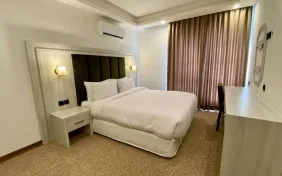 سوئیت رویال دوخوابه پنج نفره (چهار تخته + یک کاناپه)