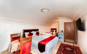 اتاق سه تخته نرمال 105(دو پله به سمت پایین) (اقامت با صبحانه)