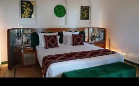 سوئیت دونفره سوپر دلوکس ریرا(دارای تراس،ویومحدودروبه پارکینگ) (اقامت با صبحانه)