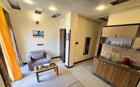 سوئیت دو تخته و یک کاناپه (اقامت با صبحانه)