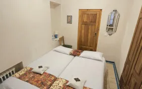 اتاق یک تخته زمرد (اقامت با صبحانه)