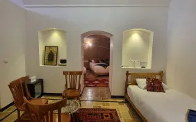 اتاق سه تخته زیرزمین دست کن (اقامت با صبحانه)