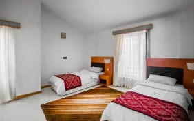 آپارتمان فلت دو خوابه چهار نفره رو به باغ(همکف) (اقامت با صبحانه)