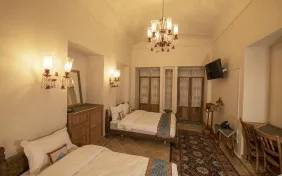 اتاق سه نفره ارغوان (اقامت با صبحانه)