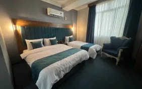 اتاق سه تخته برای دو نفر دید به دریا (اقامت با صبحانه)