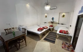 اتاق چهار تخته نسترن سرویس داخل اتاق (اقامت با صبحانه)