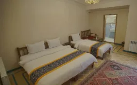 اتاق سه تخته حیاط محبوب (اقامت با صبحانه)