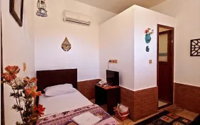 اتاق یک تخته نزاتون (اقامت با صبحانه)