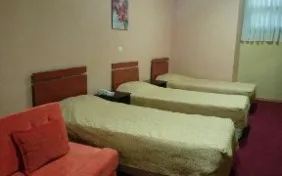 اتاق سه تخته (یک نورگیر کوچک) (اقامت با صبحانه)