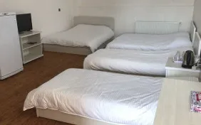 اتاق شش تخته همکف (اقامت با صبحانه)