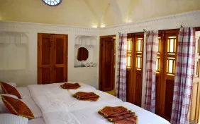 اتاق سه تخته دبل یاقوت (اقامت با صبحانه)