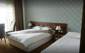 سوئیت معمولی سه نفره رو به محوطه